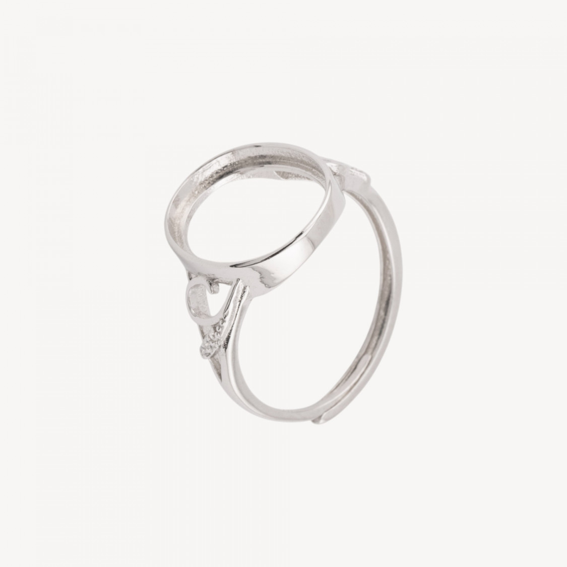 Bague ovale en argent 925 sertie de gravures et de strass, 12,8 x 14,8 mm, taille ajustable, plaquée rhodium, 1 pièce.-BASE POUR ANNEAUX | Worldofjewel.com