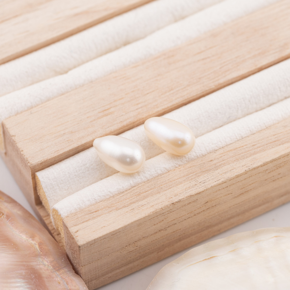 Cabujón de perlas de río con 1 agujero (YEO), 6,5-7,0 x 12-13 mm, 1 par-PERLAS DE RÍO CULTIVADAS DE AGUA DULCE REDONDAS DE 1 AGUJERO | Worldofjewel.com