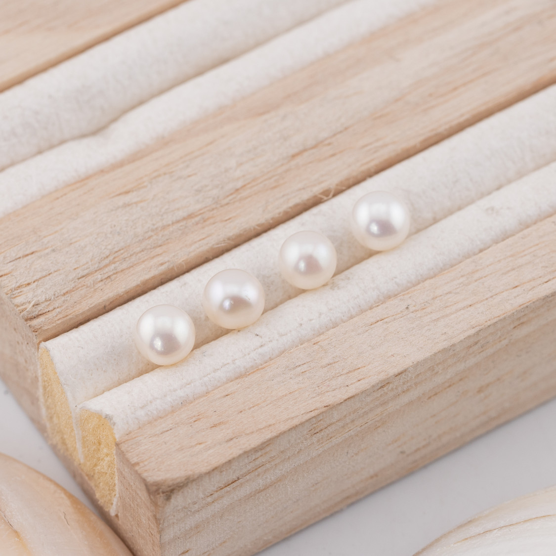 Boutons de perle de rivière cabochon 1 trou (AAAA) 5,5-6,0 mm 12 paires blanches-PERLES DE RIVIÈRE CULTIVÉES EN EAU DOUCE BOUTONS À 1 TROU | Worldofjewel.com