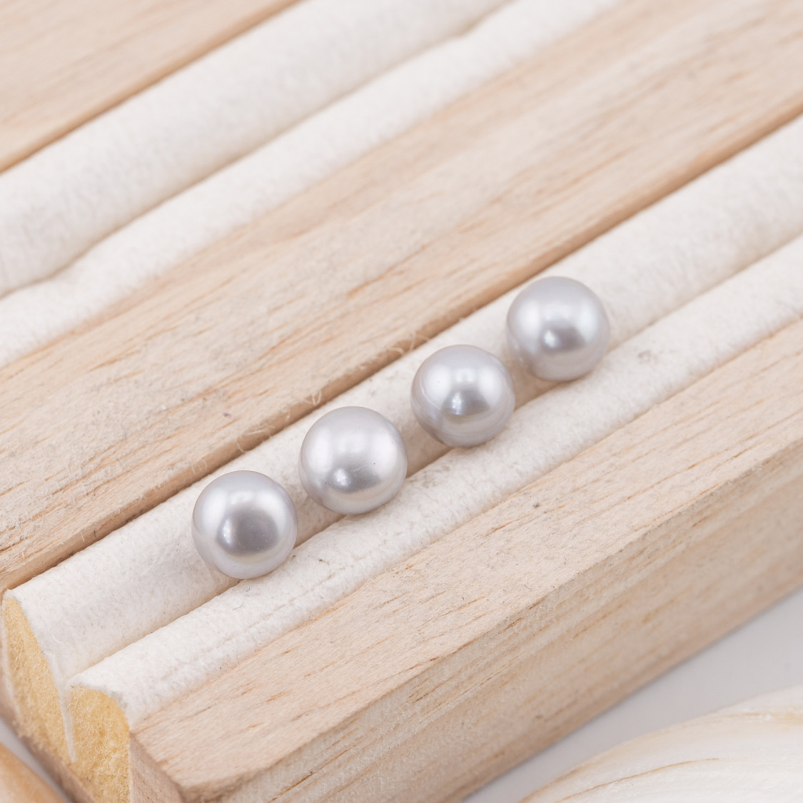 Κουμπιά River Pearl Cabochon 1 Τρύπα (AAAA) 7.0-7.5mm 12 Ζεύγη Γκρι-ΜΑΡΓΑΡΙΤΑΡΙΑ ΠΟΤΑΜΟΥ ΑΠΟ ΚΑΛΛΙΕΡΓΕΙΑ ΓΛΥΚΟΥ ΝΕΡΟΥ, ΚΟΥΜΠΙΑ 1 ΤΡΥΠΗΣ | Worldofjewel.com