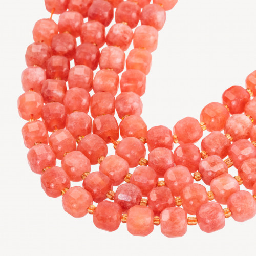 10 mm großer, facettierter Würfel aus hartem Jade in Orange-Pfirsich-Farbe.