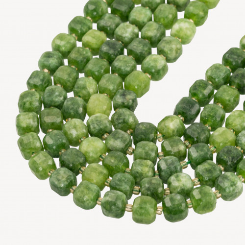 10 mm großer, facettierter Würfel aus hartgeschliffenem Jade in Waldgrün