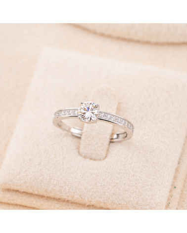 Anello Gioiello In Argento 925 Regolabile Con Moissanite Punto Luce Bianco Rodiato JL071069-ANELLI IN MOISSANITE E ARGENTO 925 | Worldofjewel.com