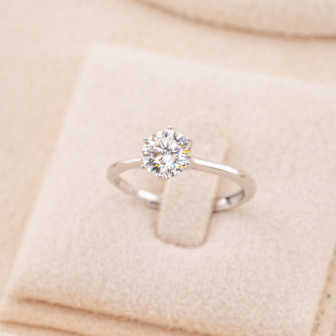 Anello Gioiello In Argento 925 Regolabile Con Moissanite Taglio Brillante Bianco Rodiato MJ-041Q-ANELLI IN MOISSANITE E ARGENTO 925 | Worldofjewel.com