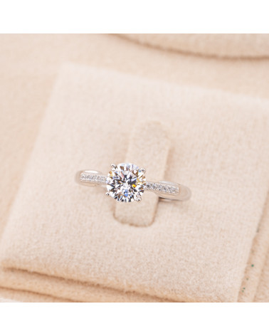 Anello Gioiello In Argento 925 Regolabile Con Moissanite Taglio Brillante Bianco Rodiato MJ-044Q-ANELLI IN MOISSANITE E ARGENTO 925 | Worldofjewel.com