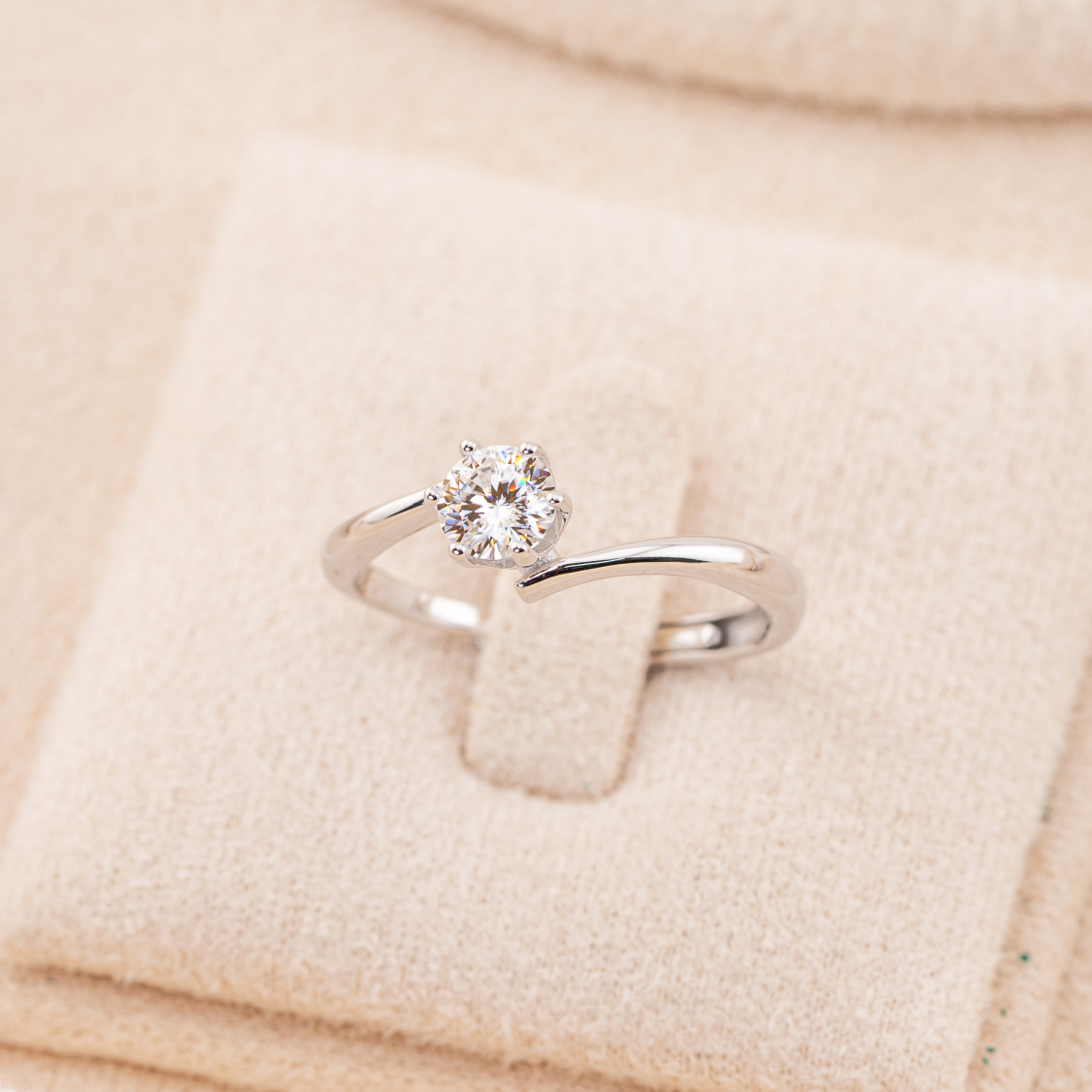 Anello Gioiello In Argento 925 Regolabile Con Moissanite Taglio Brillante Bianco Rodiato MJ-093Q-ANELLI IN MOISSANITE E ARGENTO 925 | Worldofjewel.com