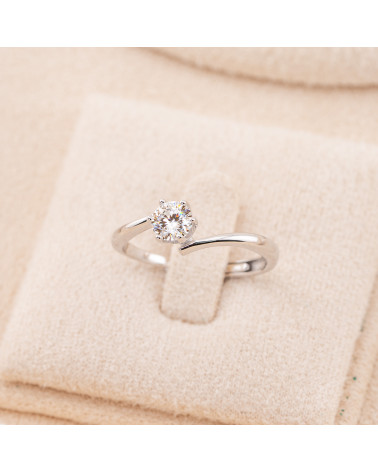 Anello Gioiello In Argento 925 Regolabile Con Moissanite Taglio Brillante Bianco Rodiato MJ-093Q-ANELLI IN MOISSANITE E ARGENTO 925 | Worldofjewel.com