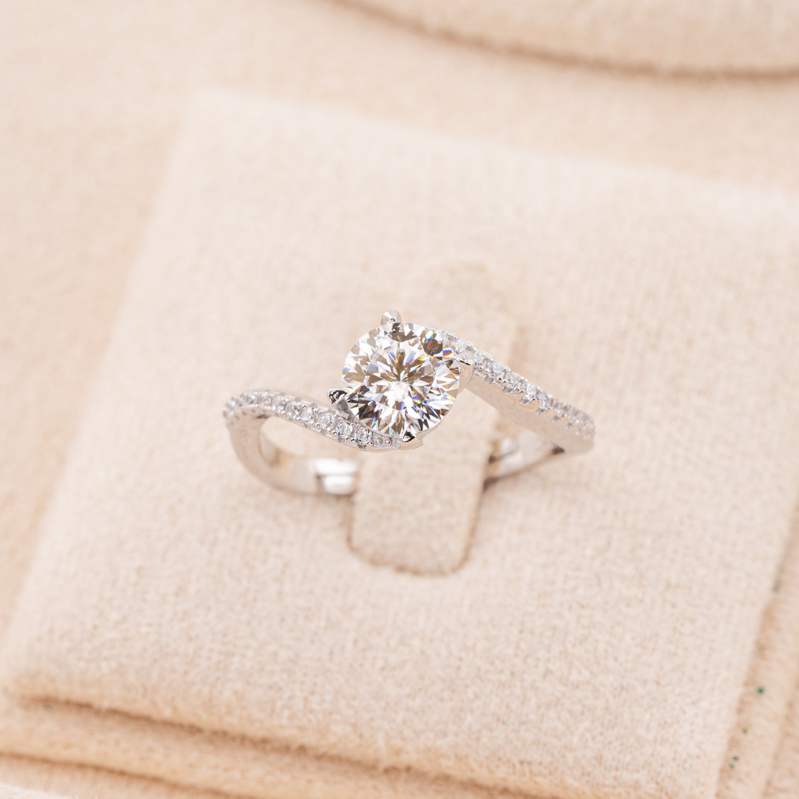 Anello Gioiello In Argento 925 Regolabile Con Moissanite Taglio Brillante Bianco Rodiato MJ-224Q-ANELLI IN MOISSANITE E ARGENTO 925 | Worldofjewel.com