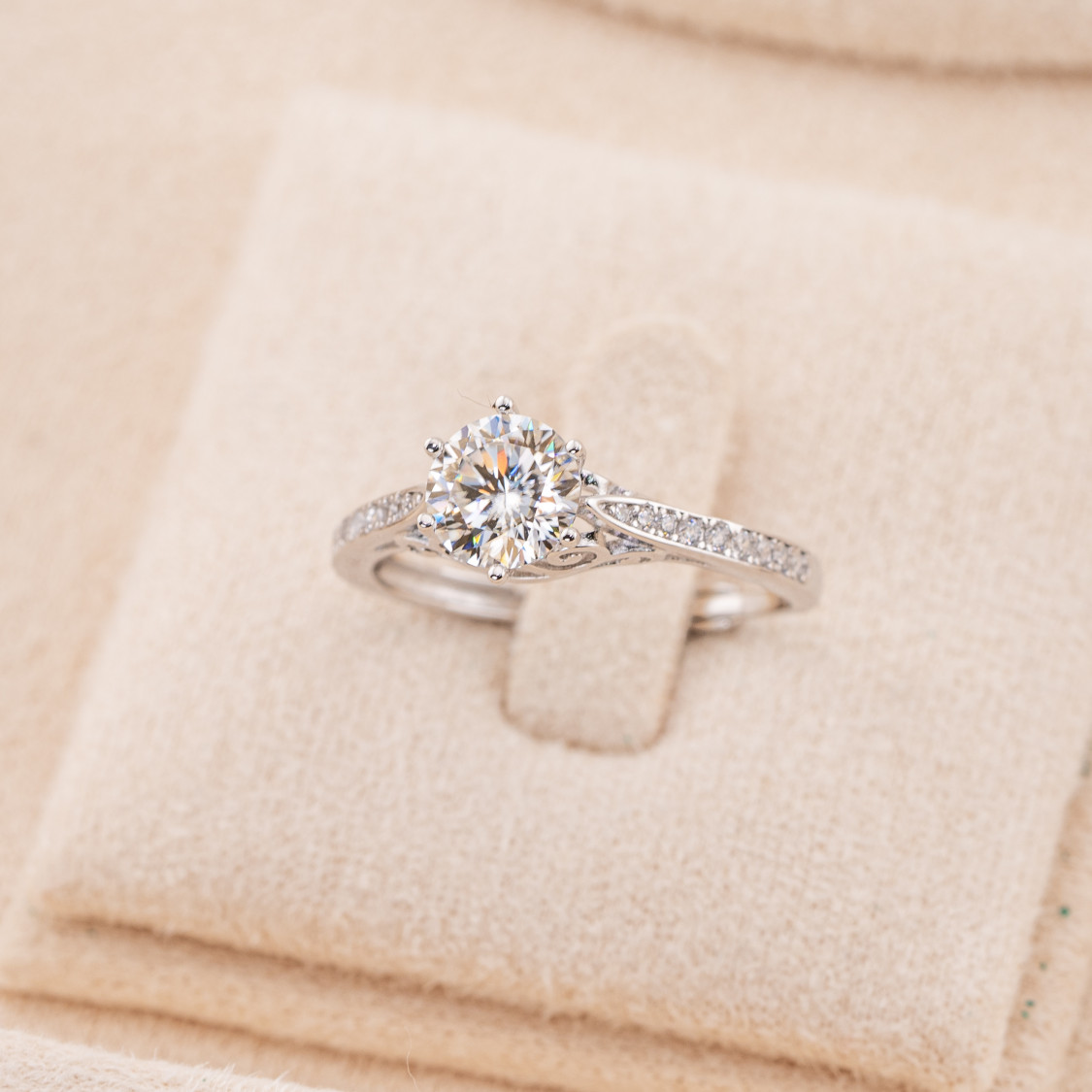 Anello In Argento 925 Con Moissanite MOD1451 Rodiato-ANELLI IN MOISSANITE E ARGENTO 925 | Worldofjewel.com Anello In Argento 925 Con Moissanite MOD1451 Rodiato-ANELLI IN MOISSANITE E ARGENTO 925 | Worldofjewel.com