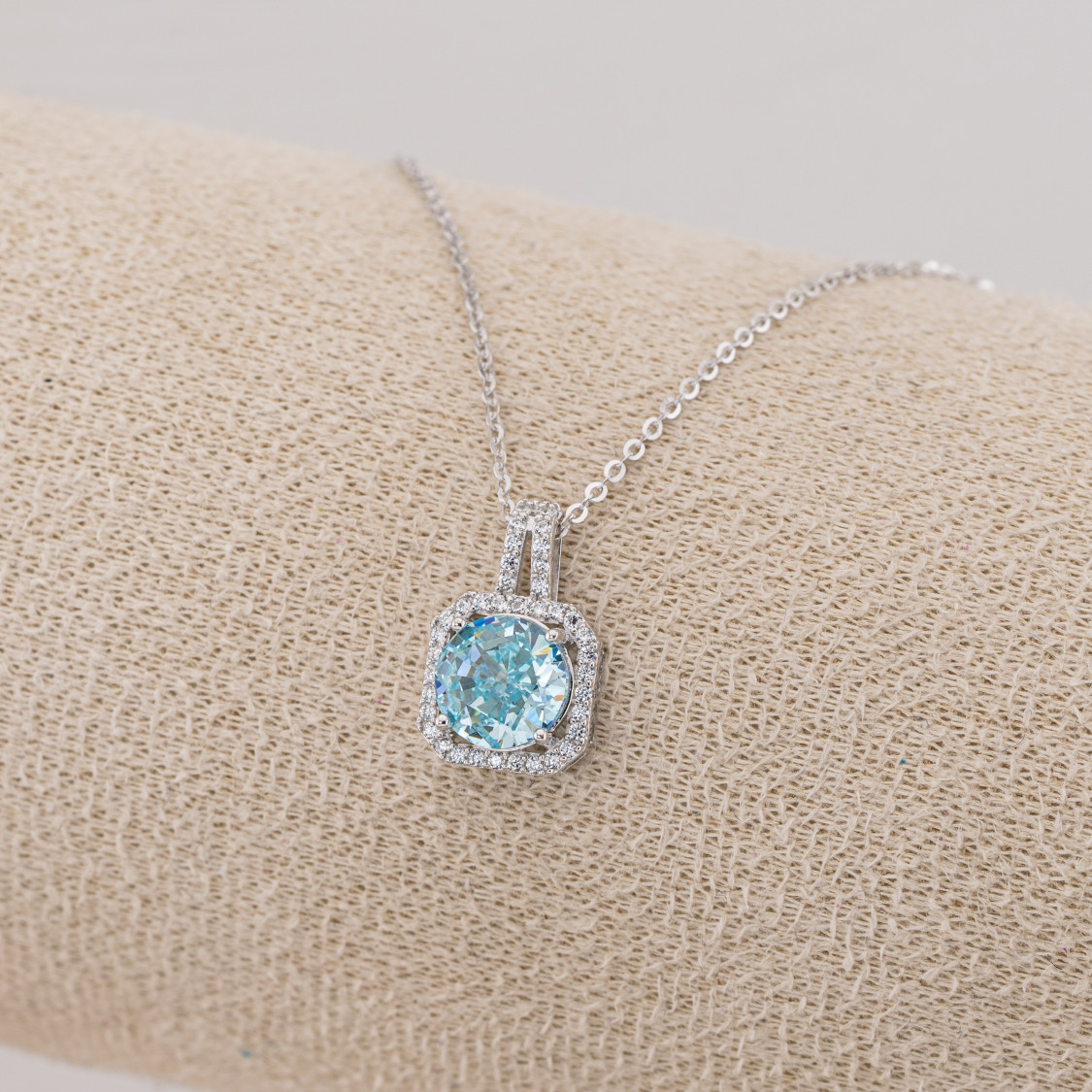 Collana Gioiello In Argento 925 Con Pendente Corindone Sintetico Gemma Blu Rodiato YL-7914-COLLANE IN MOISSANITE E ARGENTO 925 | Worldofjewel.com