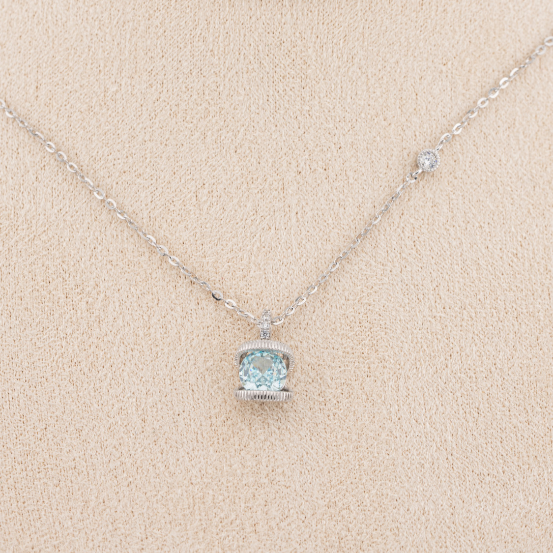 Collana Gioiello In Argento 925 Con Pendente Corindone Sintetico Gemma Blu Rodiato YL-7945-COLLANE IN MOISSANITE E ARGENTO 925 | Worldofjewel.com