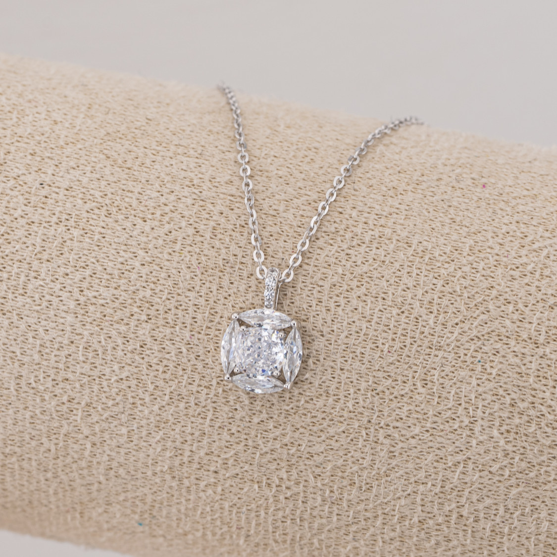 Collana Gioiello In Argento 925 Con Pendente Corindone Sintetico Quadratino Bianco Rodiato YL-7928-COLLANE IN MOISSANITE E ARGENTO 925 | Worldofjewel.com