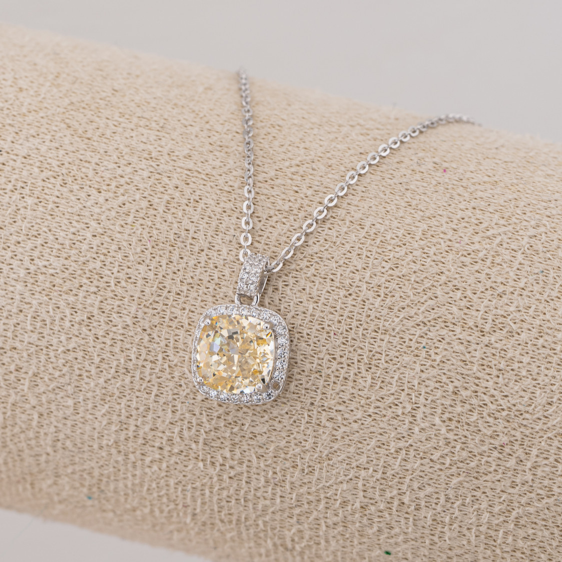 Collana Gioiello In Argento 925 Con Pendente Corindone Sintetico Quadratino Giallo Rodiato YL-7917-COLLANE IN MOISSANITE E ARGENTO 925 | Worldofjewel.com