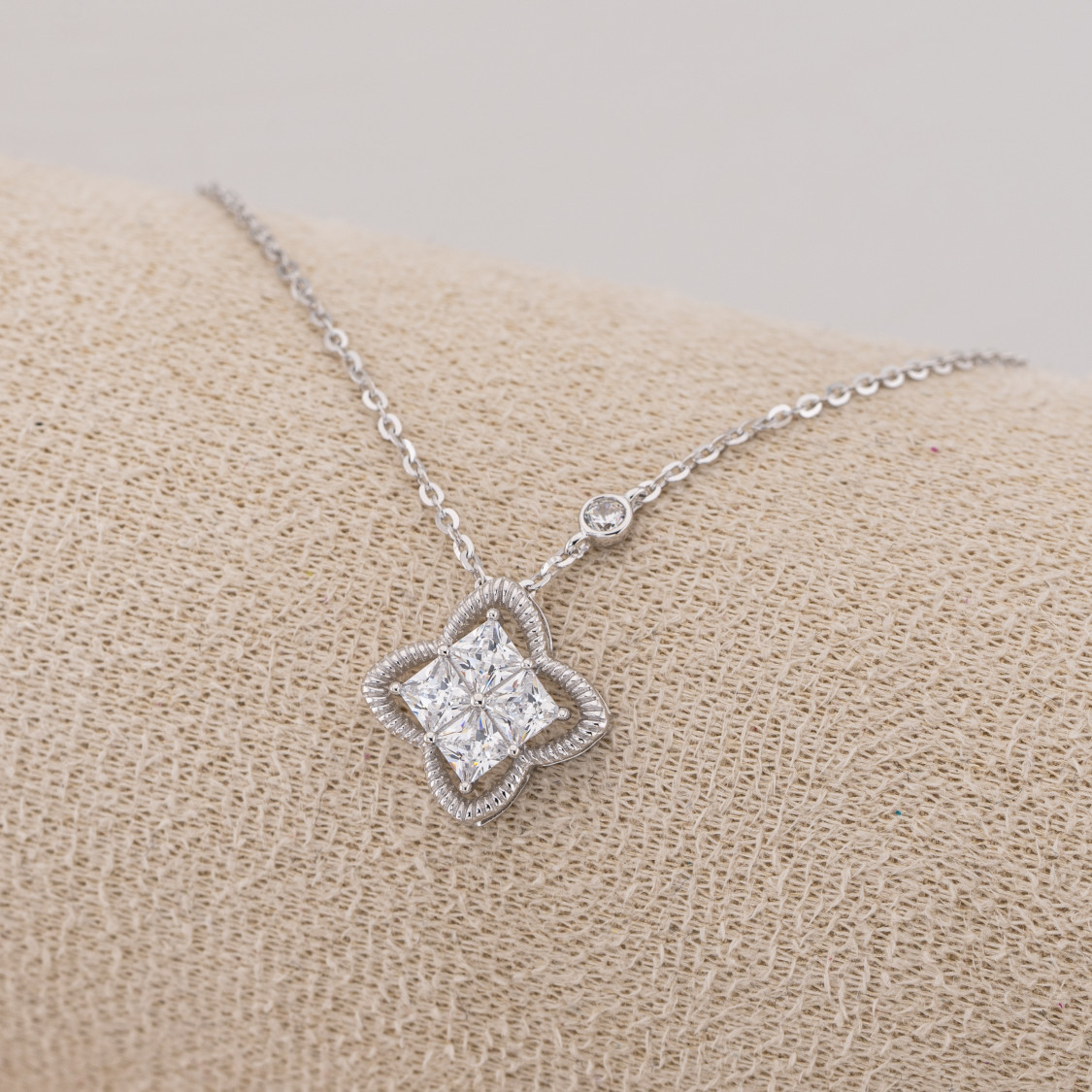 Collana Gioiello In Argento 925 Con Pendente Corindone Sintetico Quadrifoglio Bianco Rodiato YL-7942-COLLANE IN MOISSANITE E ARGENTO 925 | Worldofjewel.com