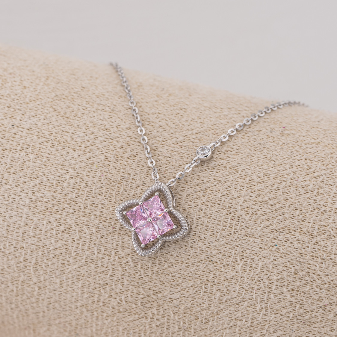 Collana Gioiello In Argento 925 Con Pendente Corindone Sintetico Quadrifoglio Rosa Rodiato YL-7942-COLLANE IN MOISSANITE E ARGENTO 925 | Worldofjewel.com