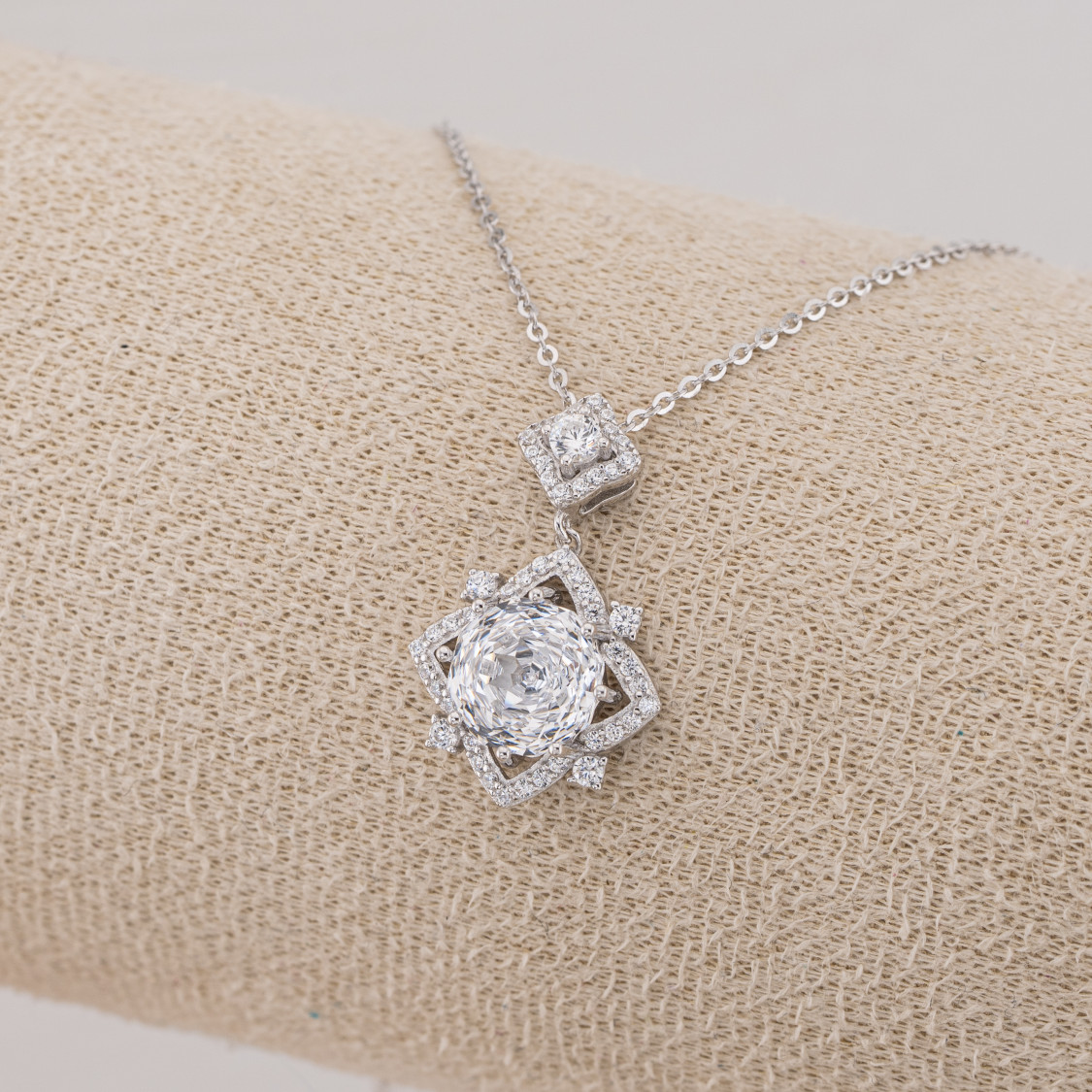 Collana Gioiello In Argento 925 Con Pendente Corindone Sintetico Stella a 8 Punte Bianco Rodiato XL022787-COLLANE IN MOISSANITE E ARGENTO 925 | Worldofjewel.com