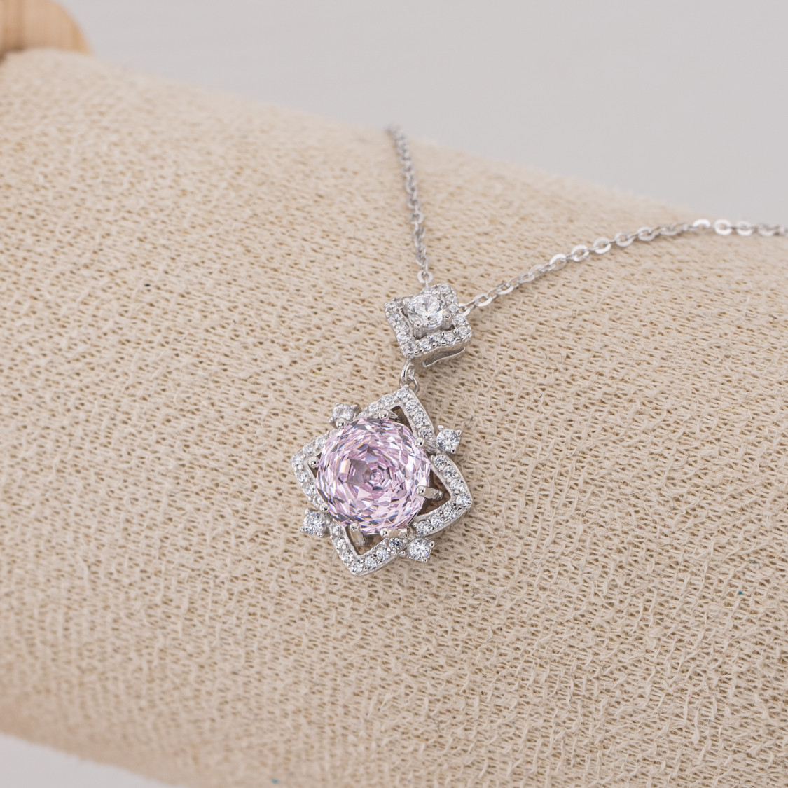 Collana Gioiello In Argento 925 Con Pendente Corindone Sintetico Stella a 8 Punte Rosa Rodiato XL022787-COLLANE IN MOISSANITE E ARGENTO 925 | Worldofjewel.com