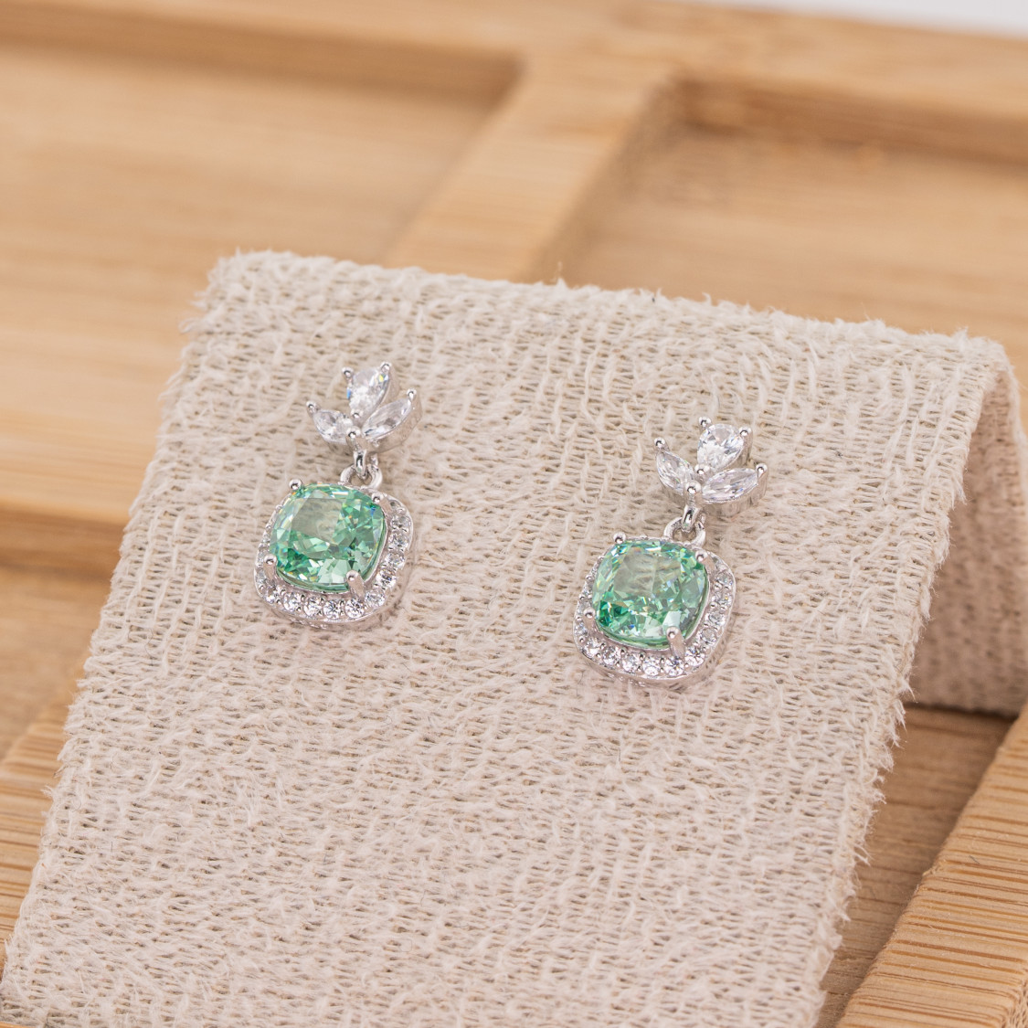 Orecchini Gioiello In Argento 925 Con Corindone Sintetico Foglia Verde Rodiato YEH-2743-ORECCHINI CON MOISSANITE E ARGENTO 925 | Worldofjewel.com