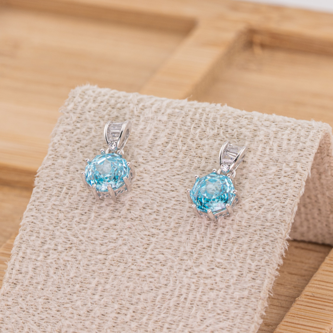 Orecchini Gioiello In Argento 925 Con Corindone Sintetico Pendente Punto Luce Acqua Rodiato YEH-3250-ORECCHINI CON MOISSANITE E ARGENTO 925 | Worldofjewel.com