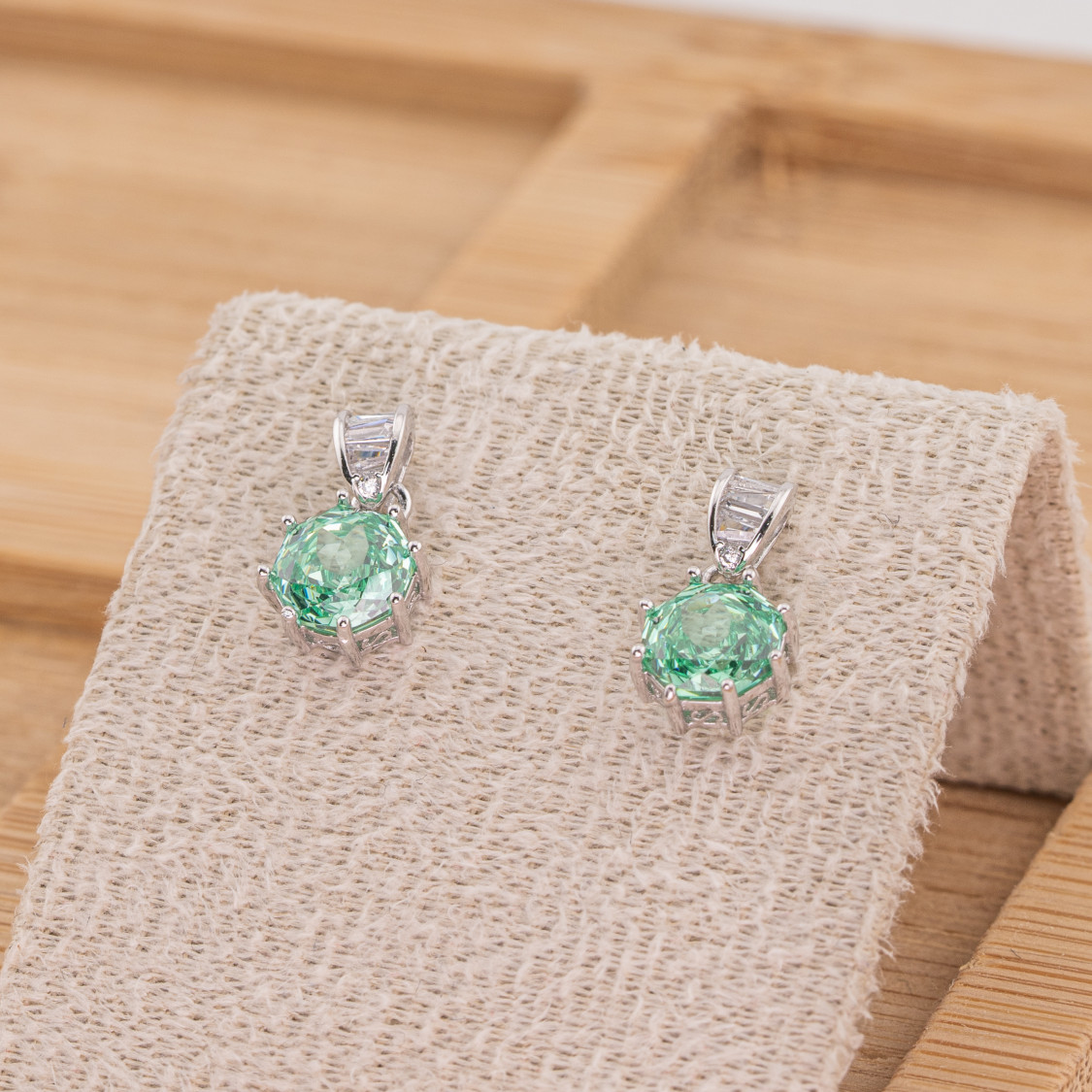 Orecchini Gioiello In Argento 925 Con Corindone Sintetico Pendente Punto Luce Verde Rodiato YEH-3250-ORECCHINI CON MOISSANITE E ARGENTO 925 | Worldofjewel.com