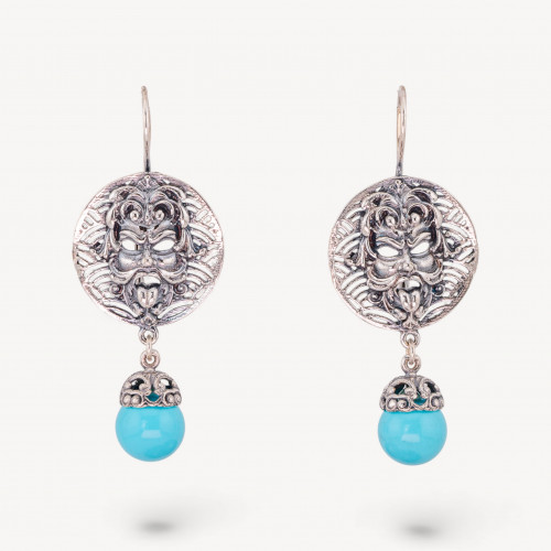 Boucles d'oreilles à levier en argent 925 avec gravure de masque ronde de 22 mm et perles de Majorque rhodiées bleu clair