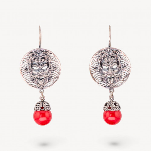 Ohrhänger aus 925er Sterlingsilber mit 22 mm runder Maskengravur und rot rhodinierten mallorquinischen Perlen