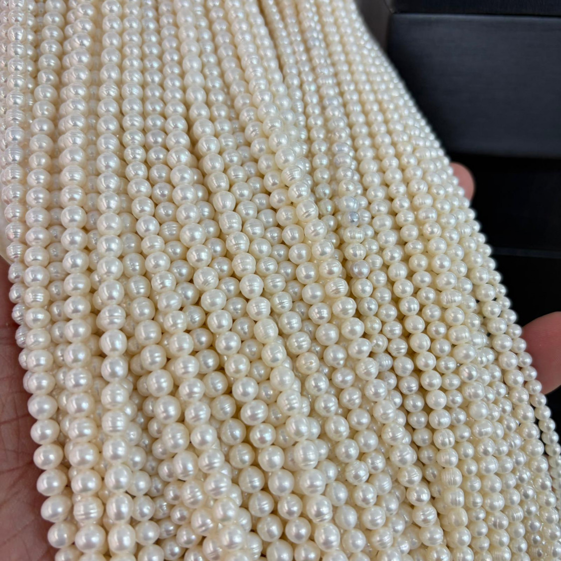 STOCK 50 Fili di Perle di Fiume Coltivate 4-5mm Lucide LOTTO 5696-STOCK PERLE | Worldofjewel.com