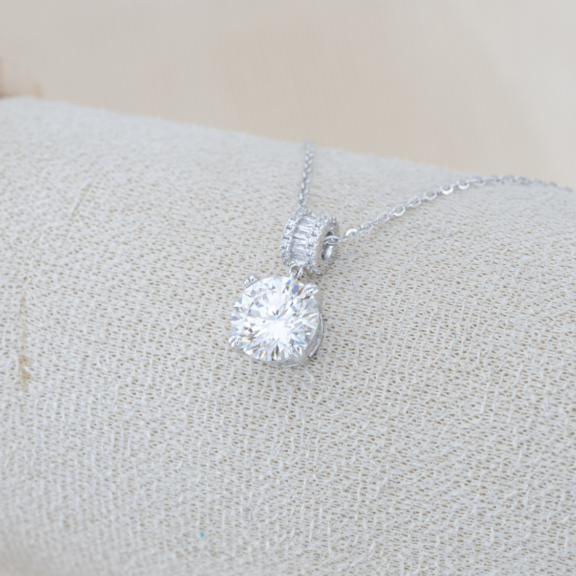 Collana In Argento 925 e Moissanite MOD.1795 Pendente con Punto Luce e Zirconi Baguette-COLLARES DE MOISSANITA Y PLATA 925 | Worldofjewel.com