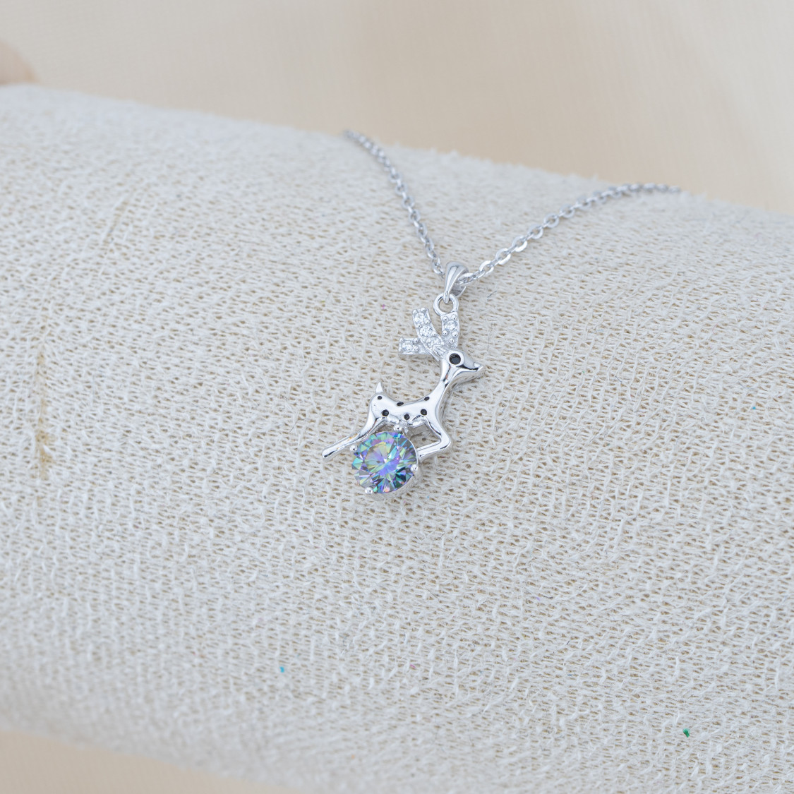 Collana In Argento 925 e Moissanite MOD.5811 Pendente con Cervo e Punto Luce Rainbow Cut-COLLARES DE MOISSANITA Y PLATA 925 | Worldofjewel.com