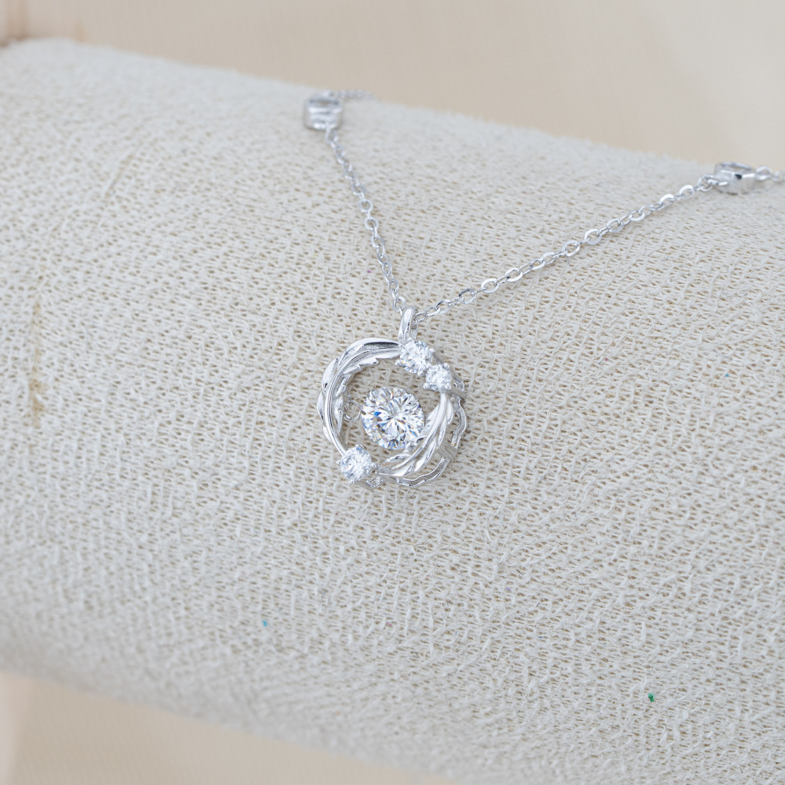 Collana In Argento 925 e Moissanite MOD.9020 Pendente con Punto Luce e Piume-COLLANE IN MOISSANITE E ARGENTO 925 | Worldofjewel.com