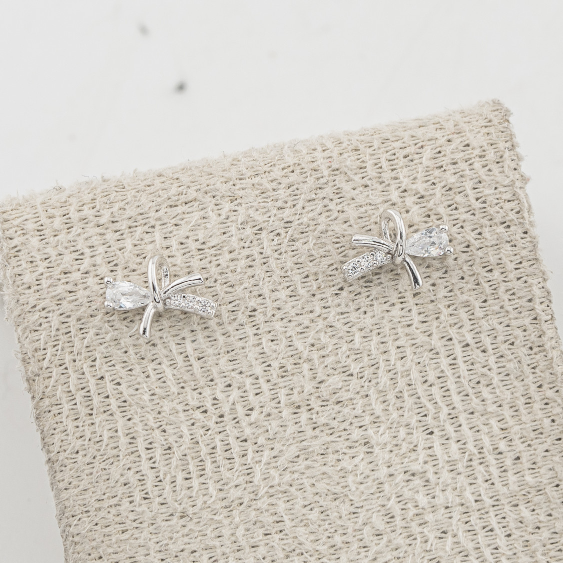 Orecchini In Argento 925 Fiocchetti Zirconati-ORECCHINI CON MOISSANITE E ARGENTO 925 | Worldofjewel.com