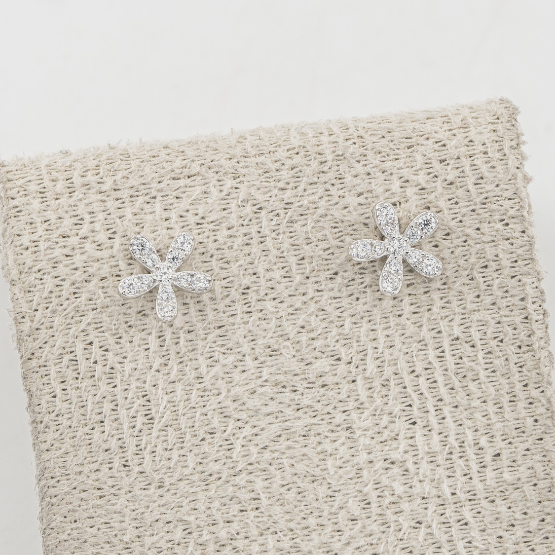 Orecchini In Argento 925 Fiori Zirconati-ΣΚΟΥΛΑΡΙΚΙΑ ΑΠΟ ΜΟΥΑΣΑΝΙΤΗ ΚΑΙ ΑΣΗΜΙ 925 | Worldofjewel.com