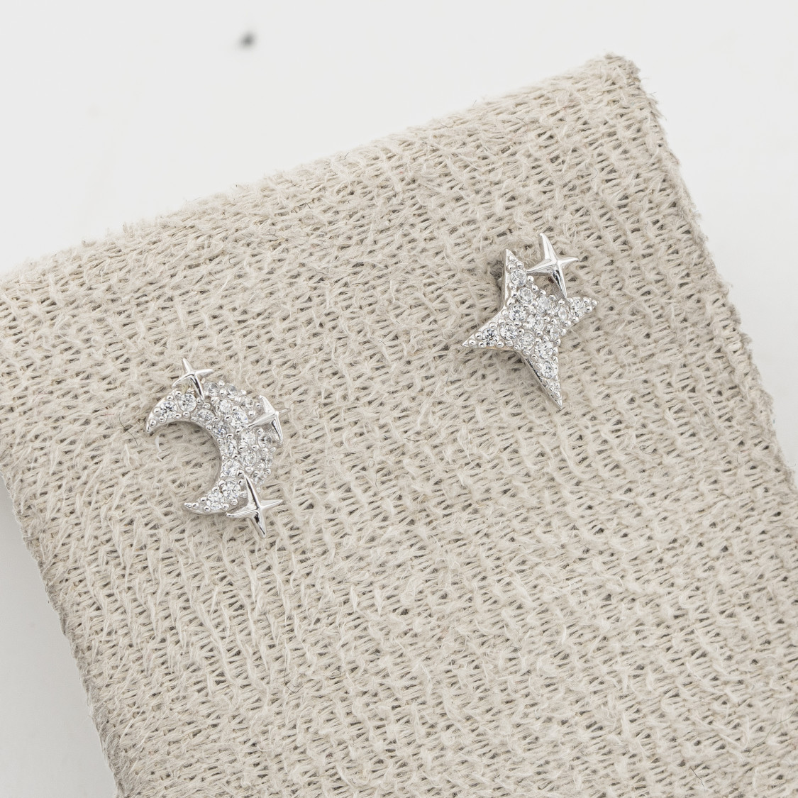 Orecchini In Argento 925 Luna e Stelle Y2K-ΣΚΟΥΛΑΡΙΚΙΑ ΑΠΟ ΜΟΥΑΣΑΝΙΤΗ ΚΑΙ ΑΣΗΜΙ 925 | Worldofjewel.com