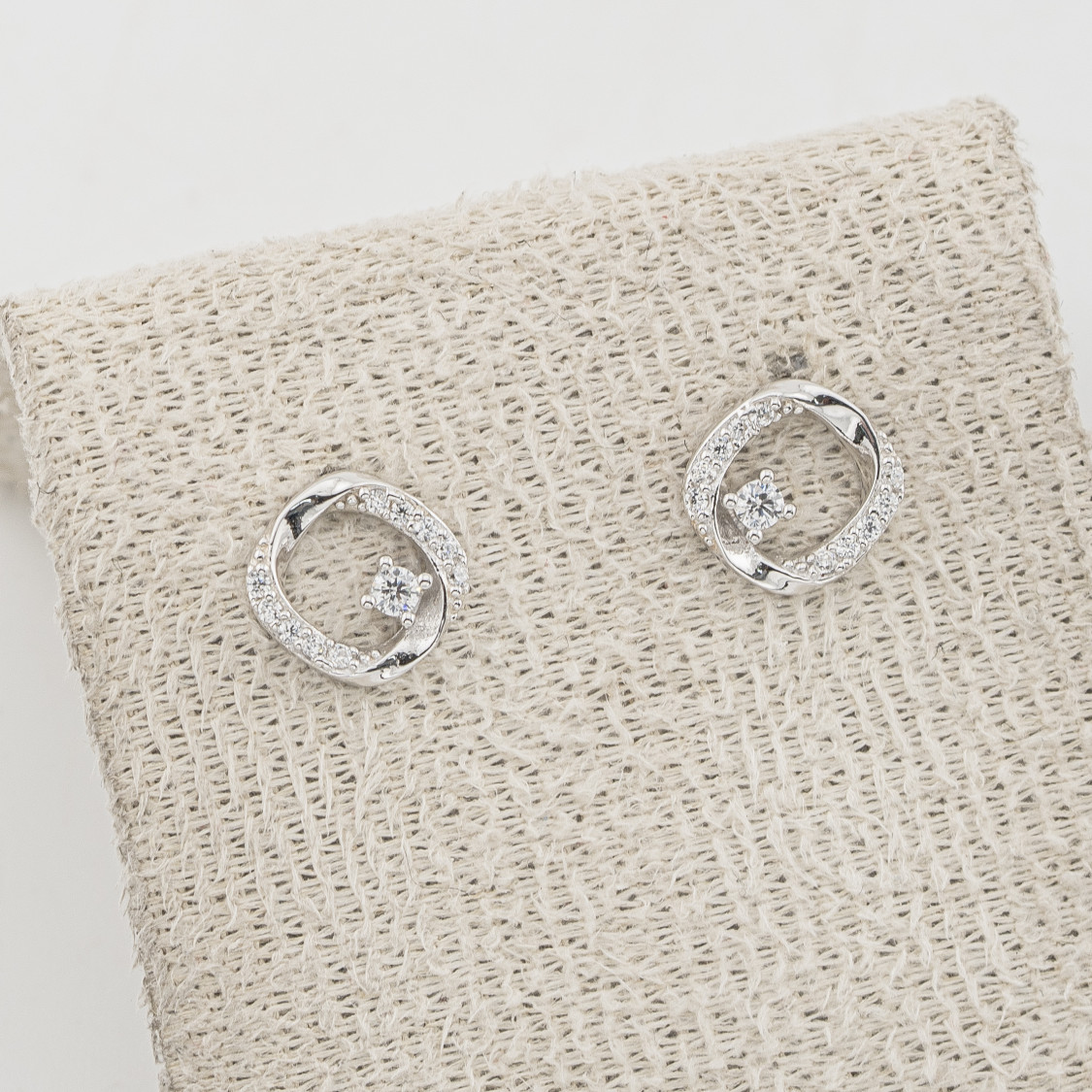 Orecchini In Argento 925 Tondi con Punti Luce-ORECCHINI CON MOISSANITE E ARGENTO 925 | Worldofjewel.com