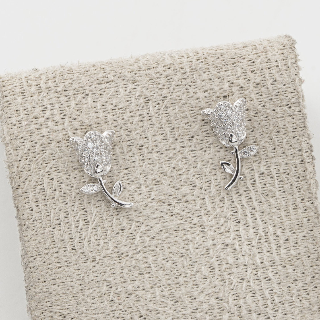 Orecchini In Argento 925 Tulipani Zirconati-ΣΚΟΥΛΑΡΙΚΙΑ ΑΠΟ ΜΟΥΑΣΑΝΙΤΗ ΚΑΙ ΑΣΗΜΙ 925 | Worldofjewel.com